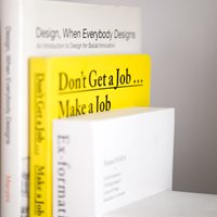 Tre bøger om design står på række