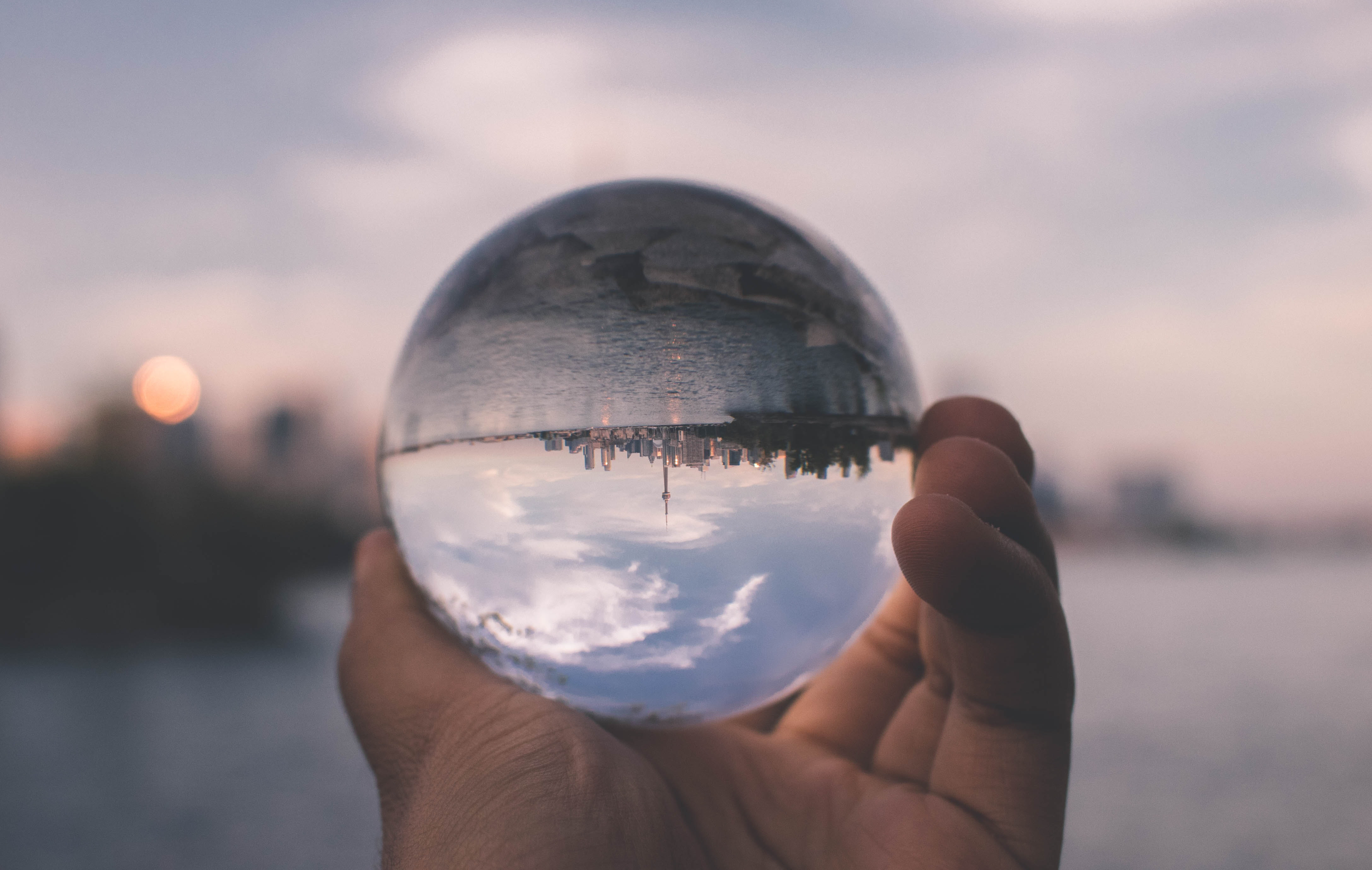 Hånd Holder Glaskugle Med Omvendt Perspektiv