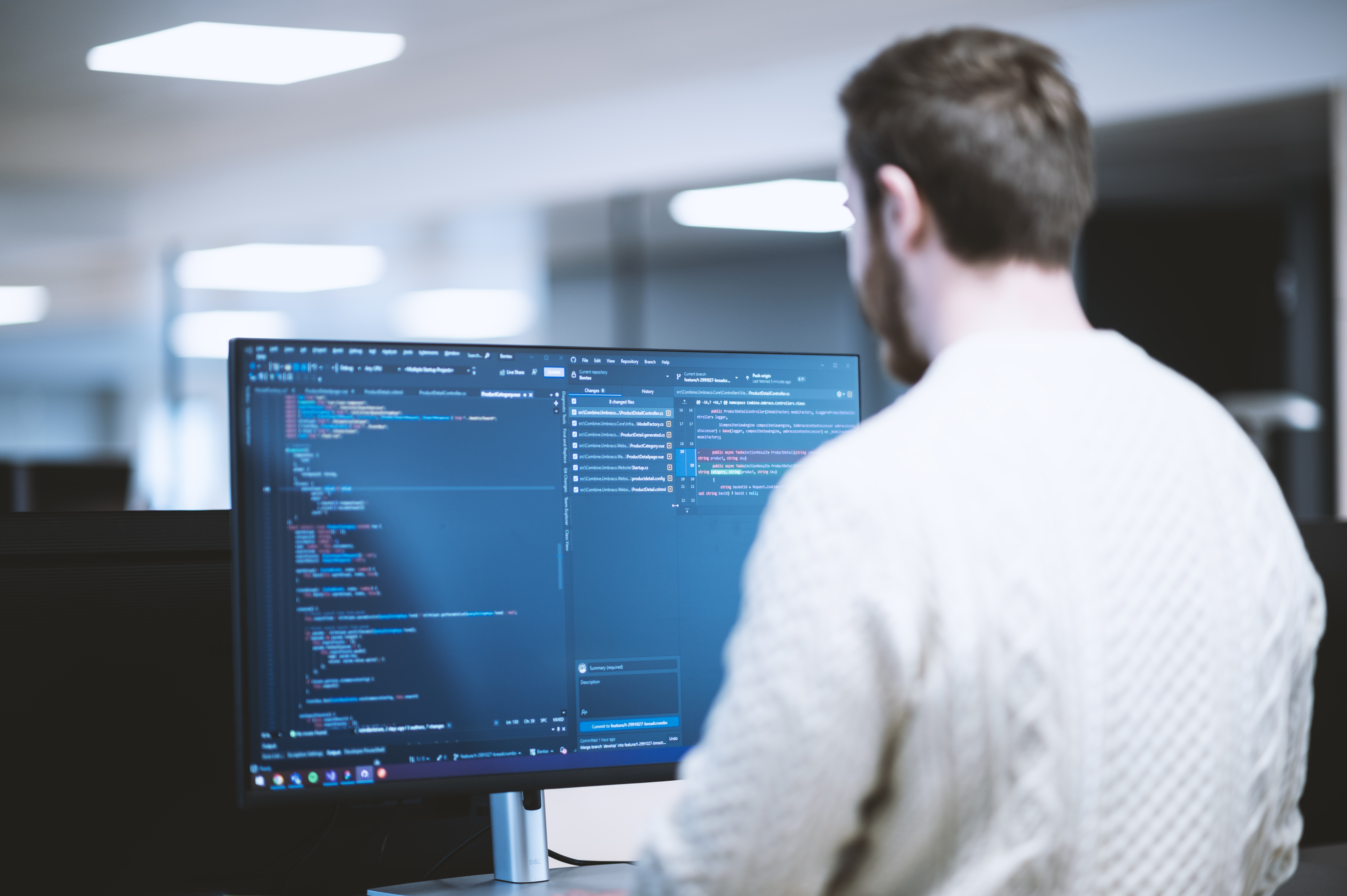 Mand Arbejder Ved Computer