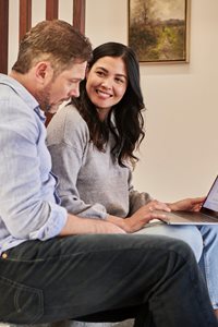 Mand og kvinde taler om indhold på computerskærm