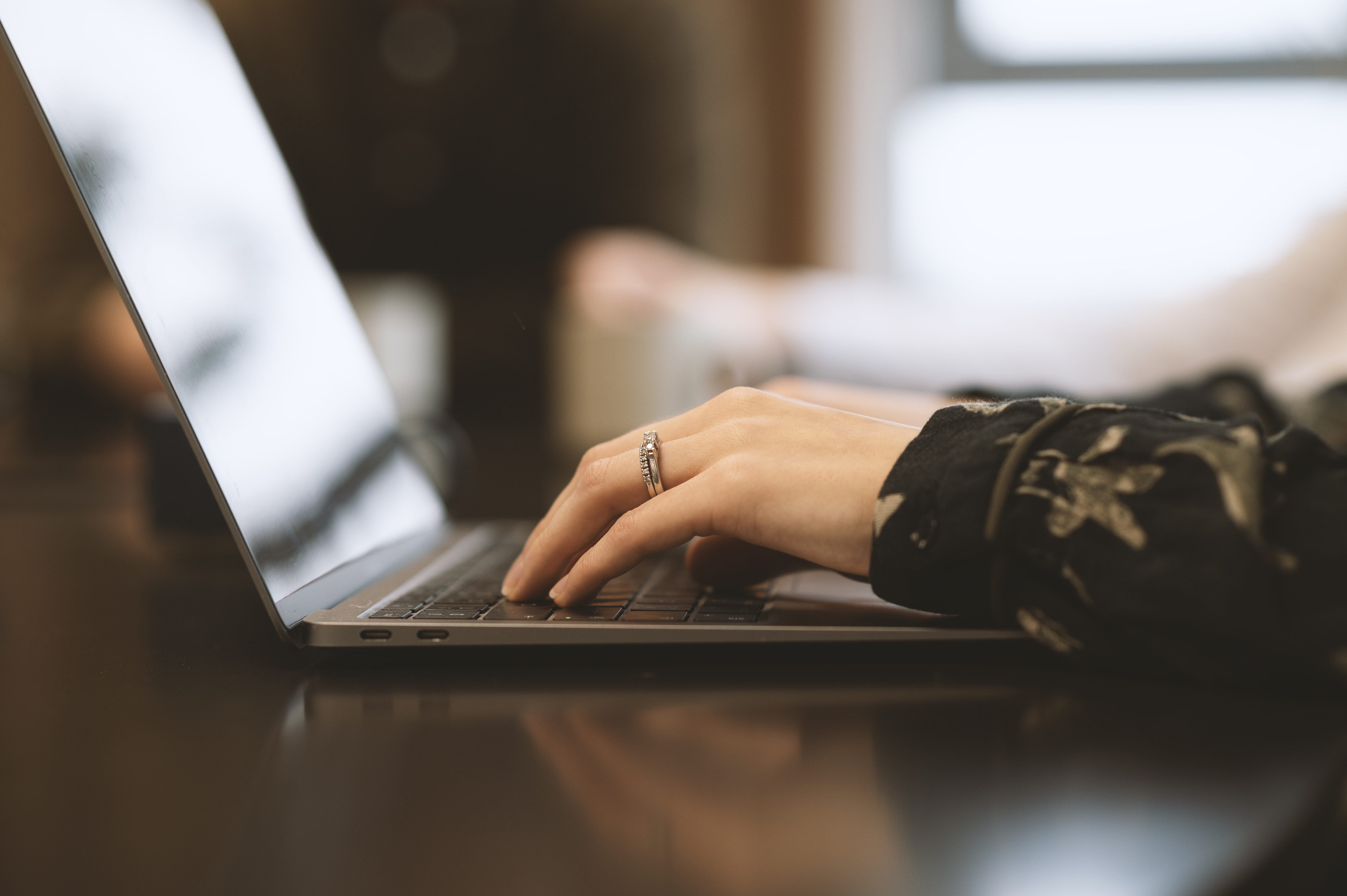 Hænder På Computertastatur