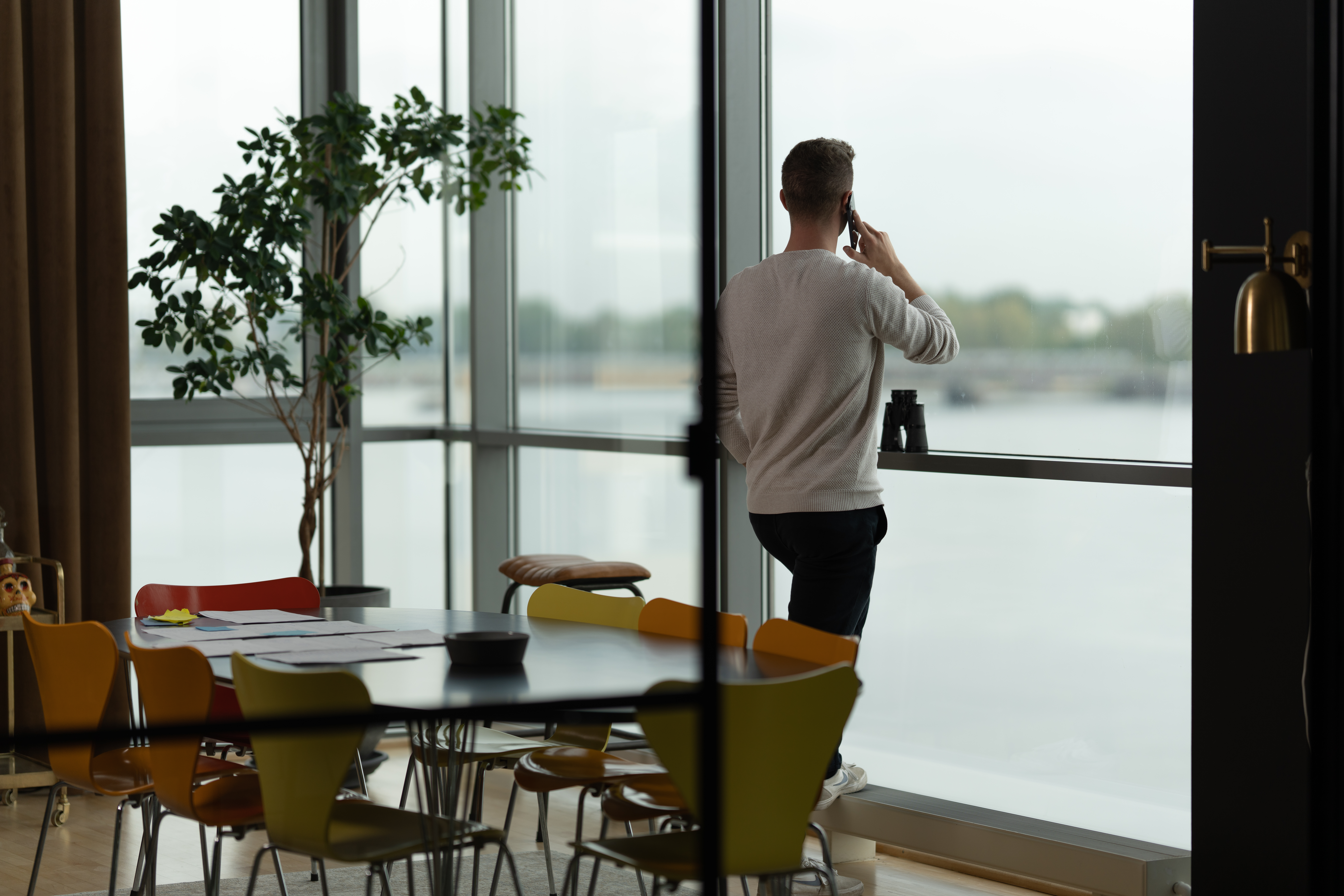 Mand kigger ud ad vindue på Combines kontor