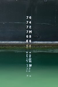 Nærbillede af skibsside med markering af højde på vandsstand